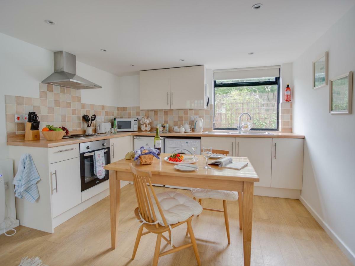 Little England Cottage Milborne Saint Andrew Экстерьер фото