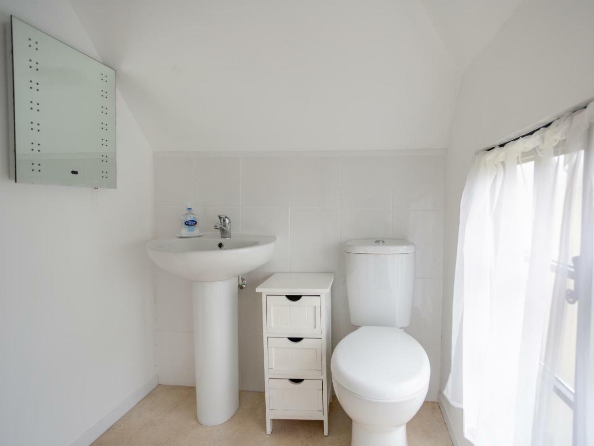 Little England Cottage Milborne Saint Andrew Экстерьер фото