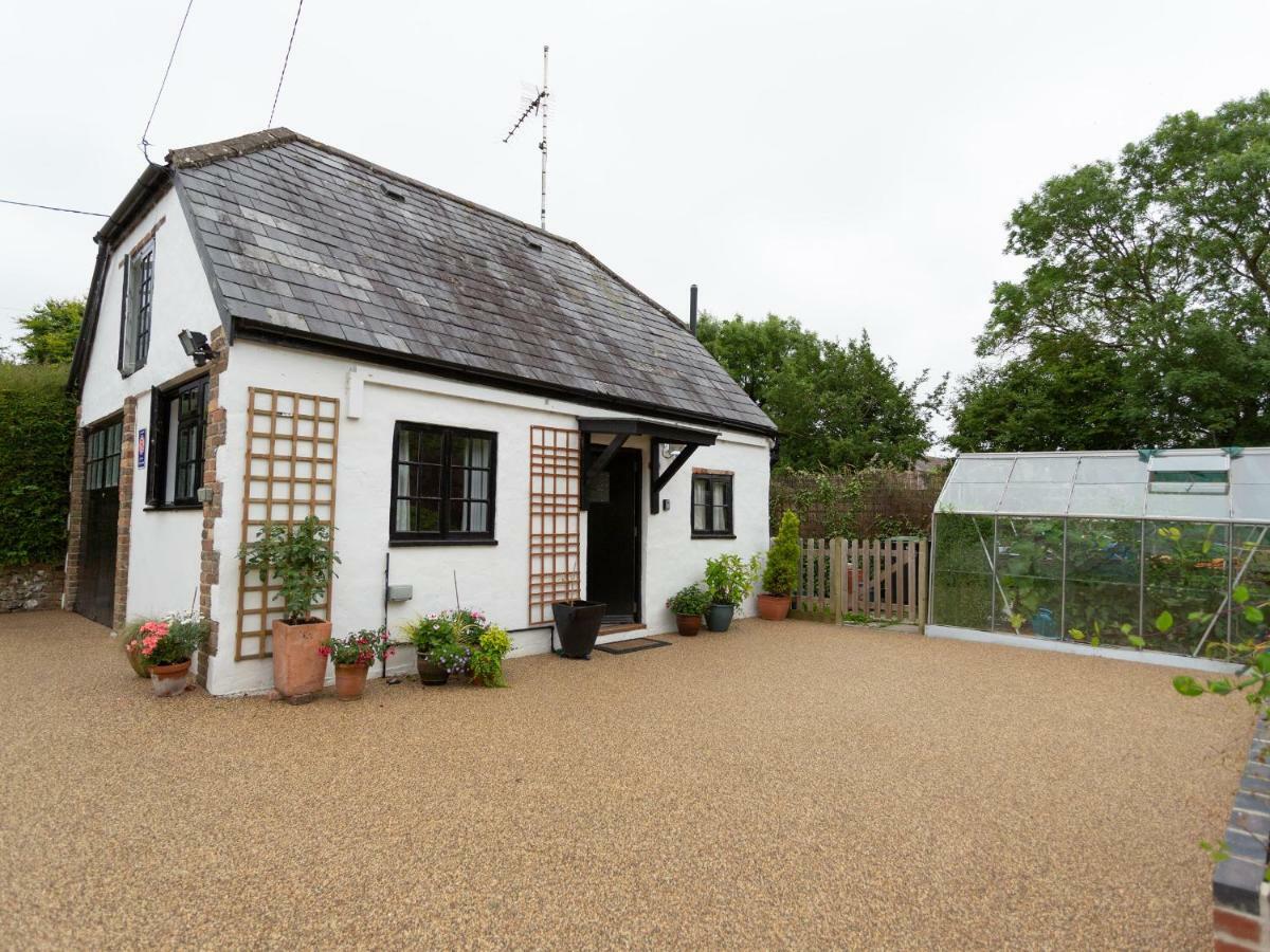 Little England Cottage Milborne Saint Andrew Экстерьер фото