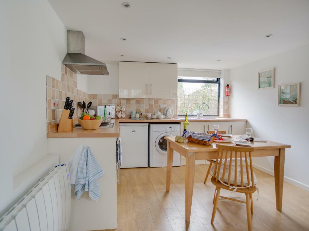 Little England Cottage Milborne Saint Andrew Экстерьер фото